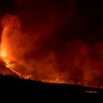 La lava fluye esta noche, 3 de octubre, tras el derrumbe de parte del cono del volcán