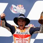 Marc Márquez, con su sombrero texano, disfruta en el podio de su victoria en Austin