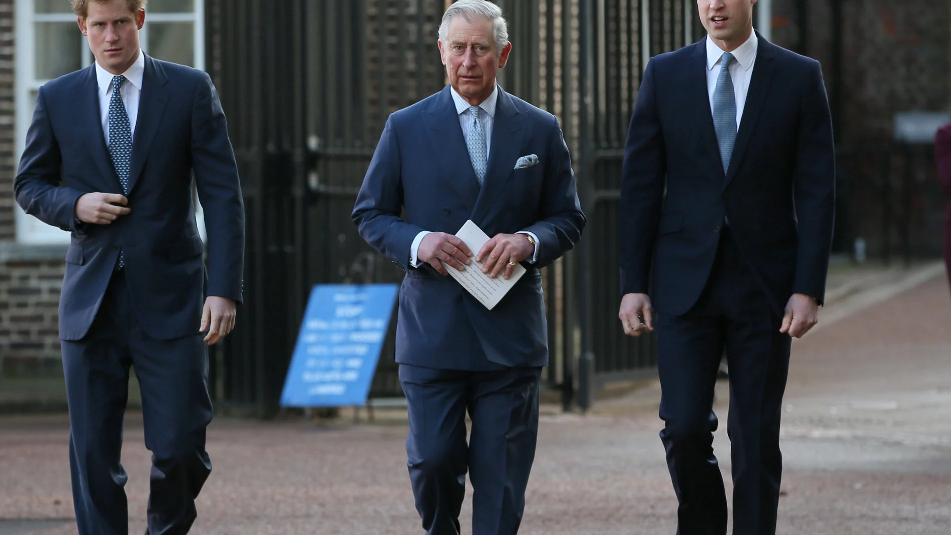 El príncipe Carlos, juntos a sus hijos, los príncipes Harry y William