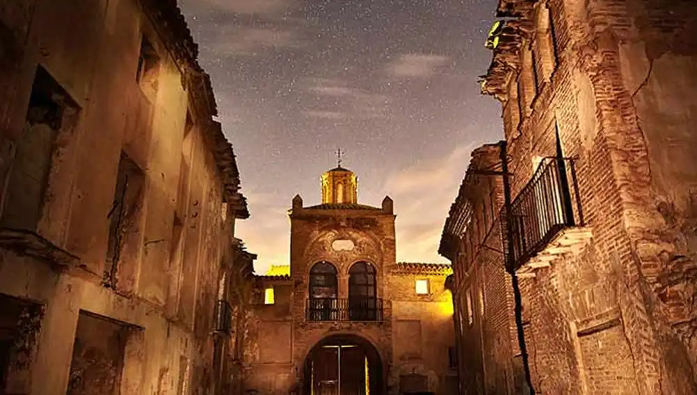 Belchite sólo se puede visitar contratando un tour. Los más atrevidos pueden elegir el paseo nocturno, momento en el que "la ciudad revive"