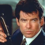 Pierce Brosnan dando vida a James Bond