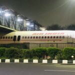 El avión atascado debajo de un puente cerca de Delhi