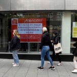 Varias personas hacen cola en una Oficina del Servicio Público de Empleo Estatal (SEPE)