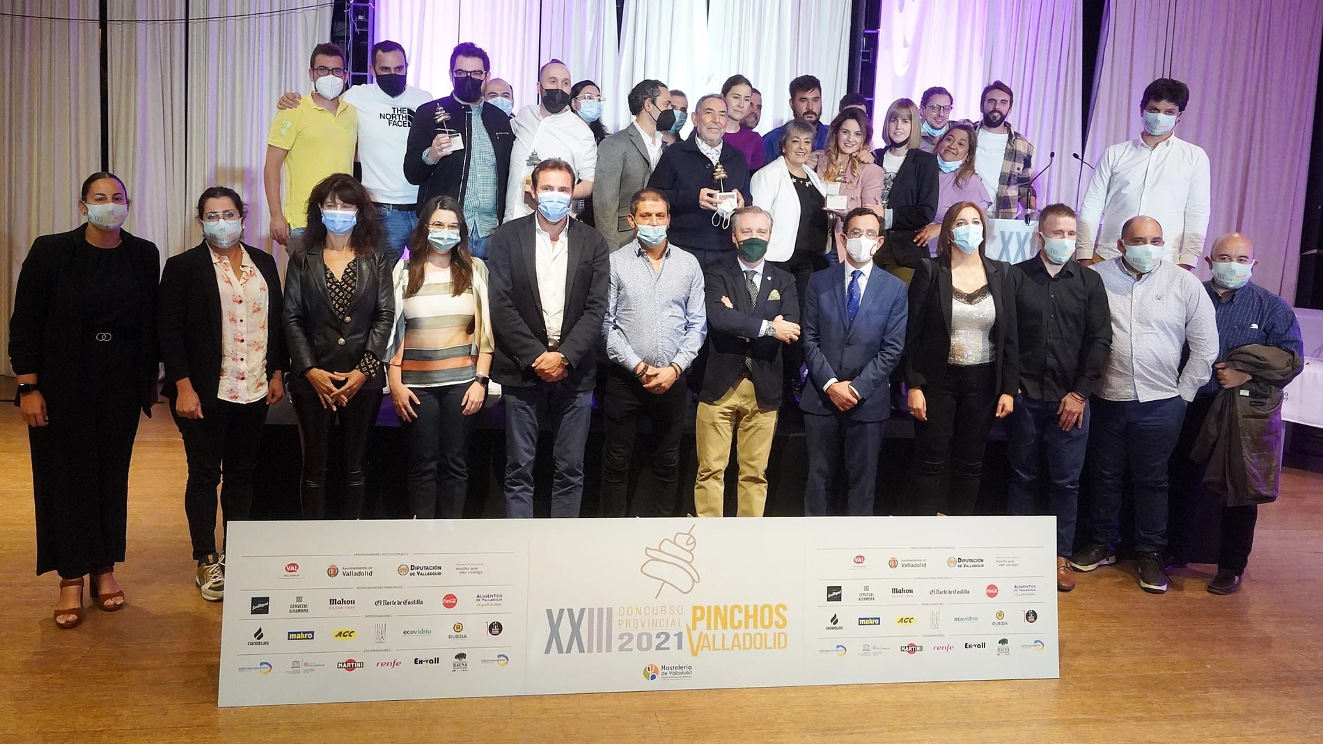 Foto de familia con los galardonados en el Concurso Provincial del Pincho de Valladolid