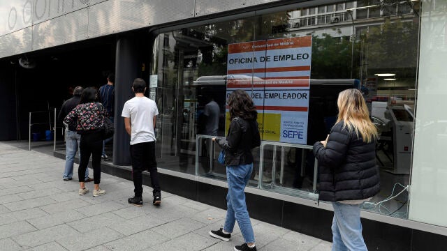 Varias personas hacen cola en una Oficina del Servicio Público de Empleo Estatal 