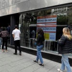 Varias personas hacen cola en una Oficina del Servicio Público de Empleo Estatal 