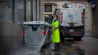 Un camión de la Basura operando en el centro de Barcelona Un camión de la Basura operando en el centro de Barcelona