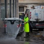Un camión de la Basura operando en el centro de Barcelona