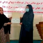 La activista afgana Malaly Wali (izquierda) en un acto de la Media Luna Roja el pasado mayo en la provincia de Khost, en el este de Afganistán