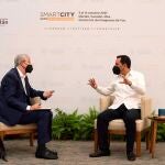 MEX3213. MÉRIDA (MÉXICO), 05/10/2021.- El gobernador de Yucatán, Mauricio Vila Dosal (d), conversa con el director de la Agencia Efe en México, Emilio Sánchez (i), hoy, en la ciudad de Mérida, en el estado de Yuactán (México). El debate de la reforma energética de México es una prueba de fuego para confirmar si la alianza de los partidos opositores se consolida como una alianza legislativa, aseguró este martes el gobernador del suroriental estado de Yucatán, Mauricio Vila Dosal. EFE/ Cuauhtémoc Moreno
