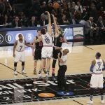 Pau y Marc Gasol, en el salto inicial del Partido de las Estrellas del All Star 2015