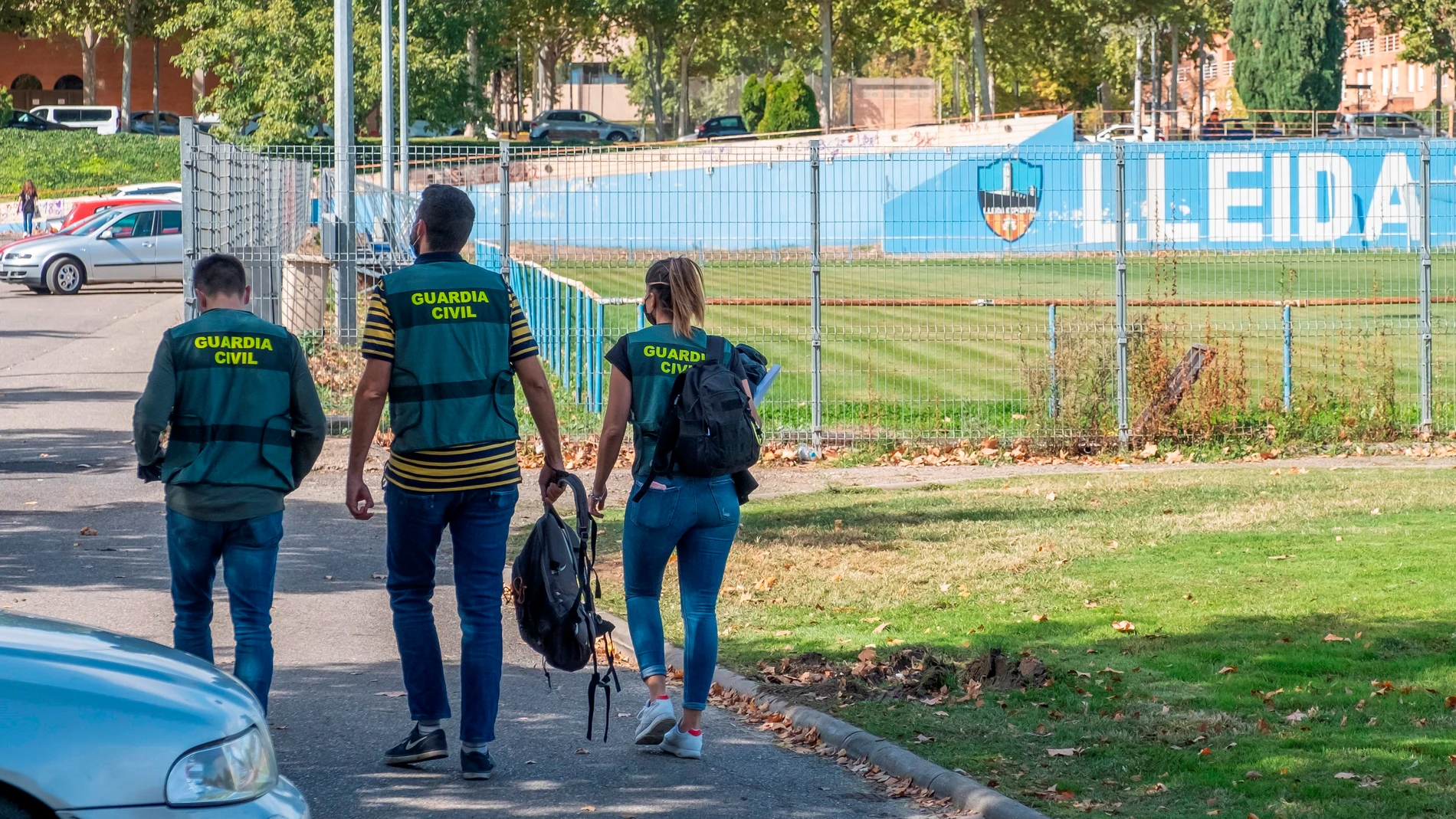 GRALa Guardia Civil e inspectores de Trabajo están llevan a cabo un registro en las oficinas del club de fútbol Lleida Esportiu.