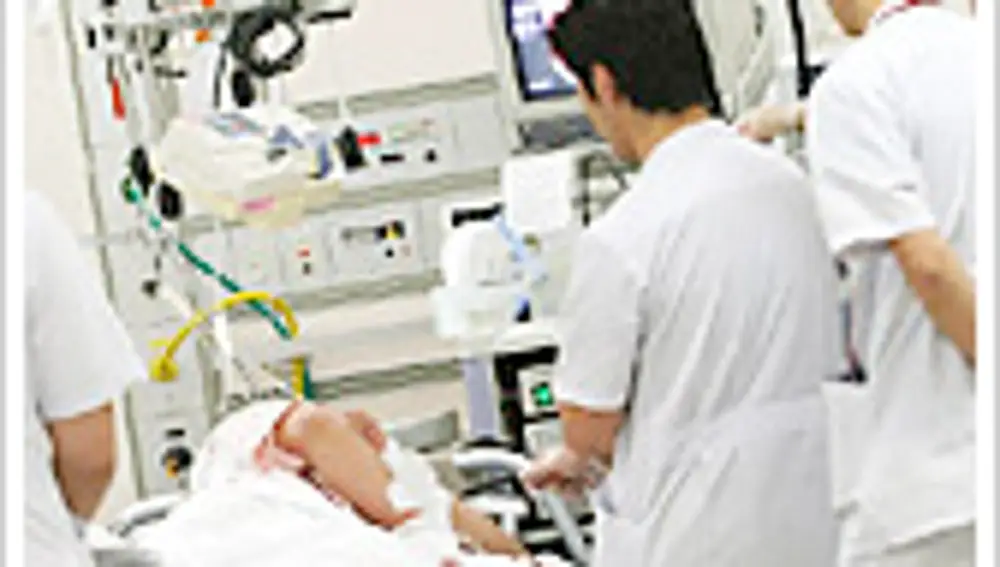 Varios médicos del Hospital de la Universidad Médica de Tokio atienden a un paciente