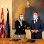 La consejera de Familia e Igualdad de Oportunidades, Isabel Blanco, y el alcalde de Salamanca, Carlos García Carbayo, firman el convenio de colaboración para la ejecución de proyectos con cargo a los Fondos Europeos
