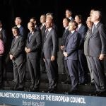 Los líderes comunitarios junto a los de los seis países de los Balcanes occidentales, ayer en el castillo de Brdo (Eslovenia)