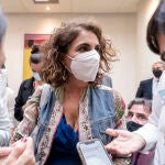 La ministra de Hacienda y Función Pública, María Jesús Montero, entre periodistas tras una sesión de control al Gobierno