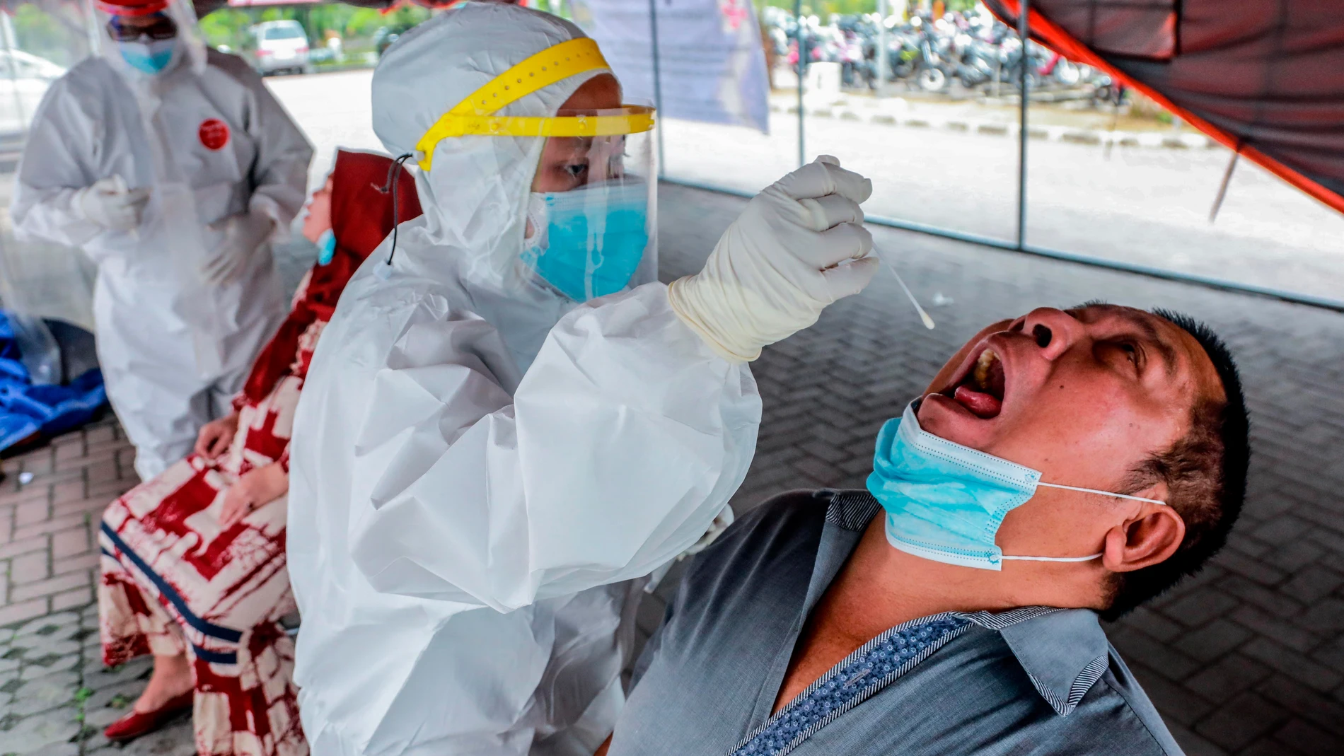 La pandemia de covid 19 se originó hace casi dos años y todavía son muchas las incógnitas sobre los efectos secundarios a largo plazo en las personas que lo han superado. En la imagen, trabajadores de la salud realizan test de antígenos en Indonesia