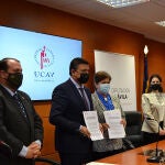 María del Rosario Sáez Yuguero y Carlos García presentan la Catedral Adolfo Suárez