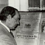 Miguel Delibes observa varios pliegos del periódico El Norte de Castilla