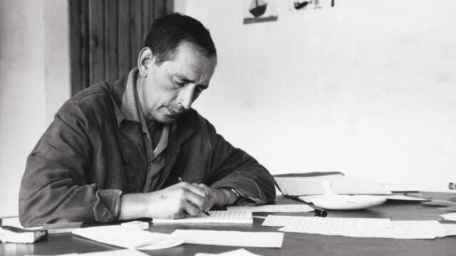 Miguel Delibes escribiendo