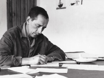 Miguel Delibes escribiendo