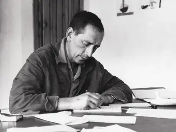 Miguel Delibes escribiendo Miguel Delibes escribiendo