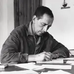 Miguel Delibes escribiendo