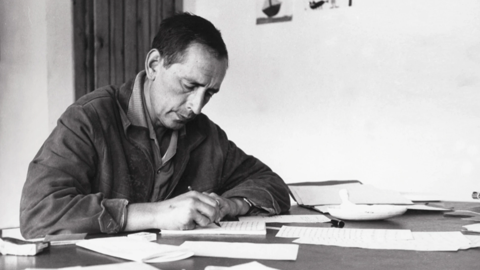 Miguel Delibes escribiendo