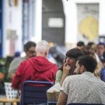 Clientes en la terraza de un bar