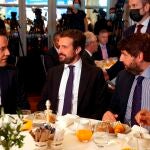 El presidente del Partido Popular, Pablo Casado (c), conversa con el secretario general del partido, Teodoro García Egea (i), y con el presidente de la región de Murcia, Fernando López Mira