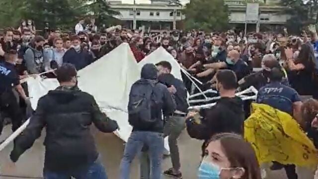 Ataque contra la carpa de S'ha Acabat en la Universidad Autónoma de Barcelona (UAB)