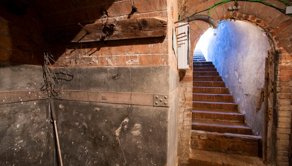 Zona de aseos junto a la escalera de acceso