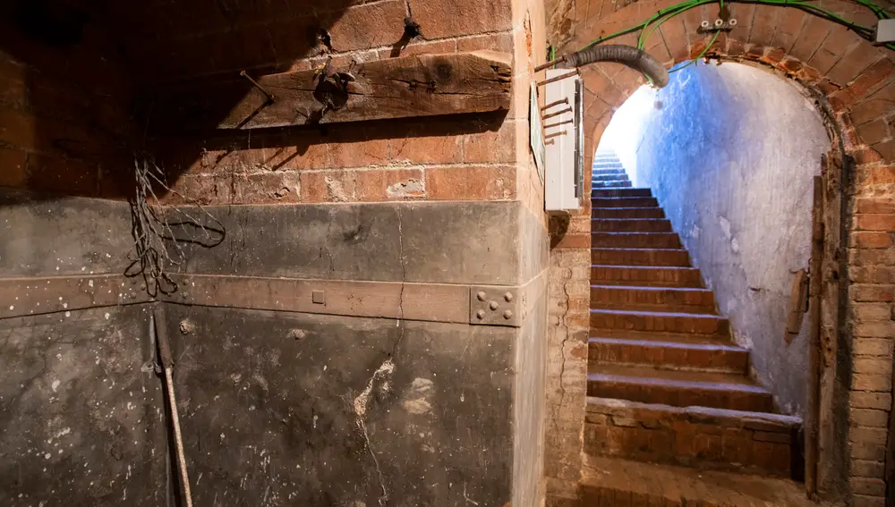 Zona de aseos junto a la escalera de acceso