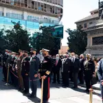 El alcalde de Granada, Francisco Cuenca (d), el Jefe de Estado Mayor de la Defensa (JEMAD), Teodoro Esteban López (4d), y el teniente general Jerónimo de Gregorio (5d,) jefe del MADOC en Granada, durante la ofrenda floral celebrada hoy en honor del almirante Álvaro de Bazán en los actos conmemorativos celebrados en Granada con motivo del 450 aniversario de la batalla de Lepanto.