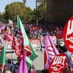 La cabecera de la manifestación convocada por CC OO y UGT, a su llegada a las puertas del Palacio de San Telmo