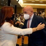 El consejero de Agricultura, Jesús Julio Carnero, saluda a la ex consejera de Agricultura Silvia Clemente durante la IV Asamblea General de COAG Castilla y León