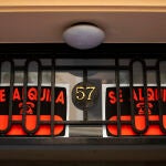Imagen de dos carteles de se alquila en un portal de Madrid