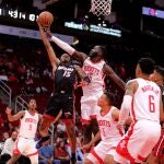 Usman Garuba coloca un tapón ante los Heat de Miami