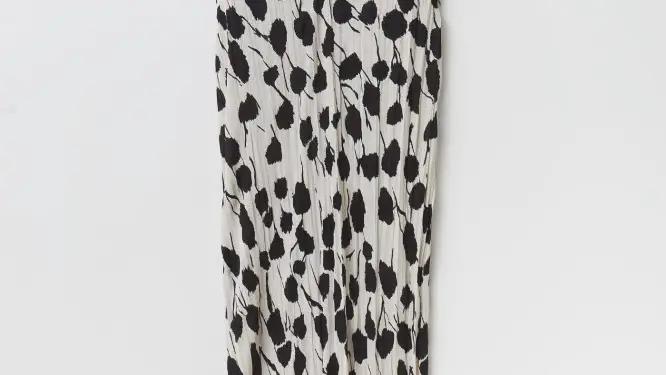 Vestido midi estampado con hombreras, de Sfera