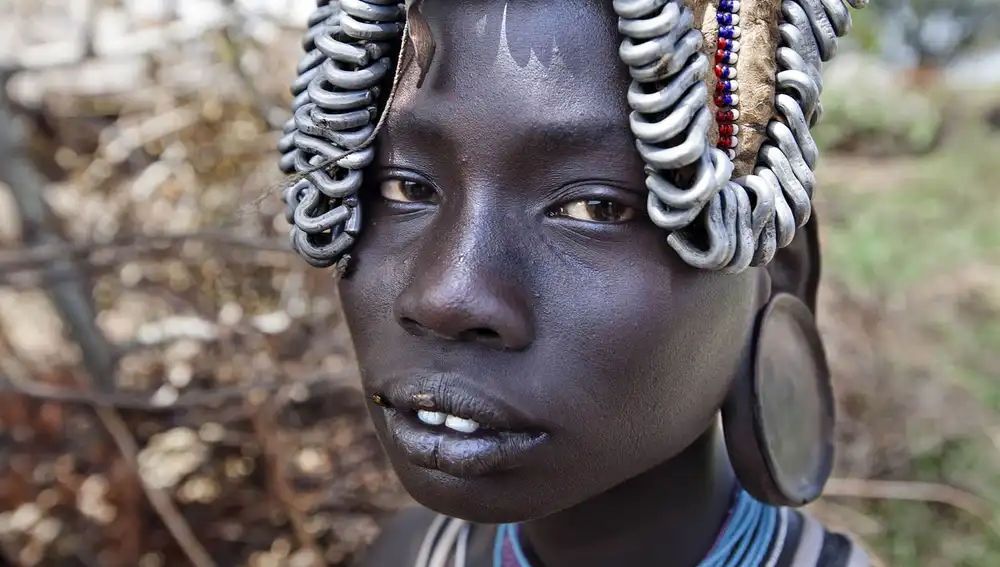 La tribu de los Mursi suele vivir cerca del río Omo, en el Parque Nacional que lleva su nombre, un paraje declarado Patrimonio de la Humanidad en Etiopía