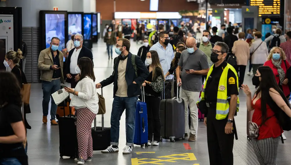 Varias personas en las instalaciones de la estación de Atocha tras desconvocarse la huelga de Renfe