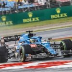 Fernando Alonso rueda en el circuito de Estambul