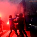 Imagen de los incidentes y cargas policiales en el recorrido del autobús del Oviedo