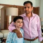 Fotograma de "Acapulco" donde aparece el actor mexicano Eugenio Derbez y el niño canadiense Raphael Alejandro
