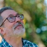 César Aira posa como galardonado del Prix Formentor en Sevilla