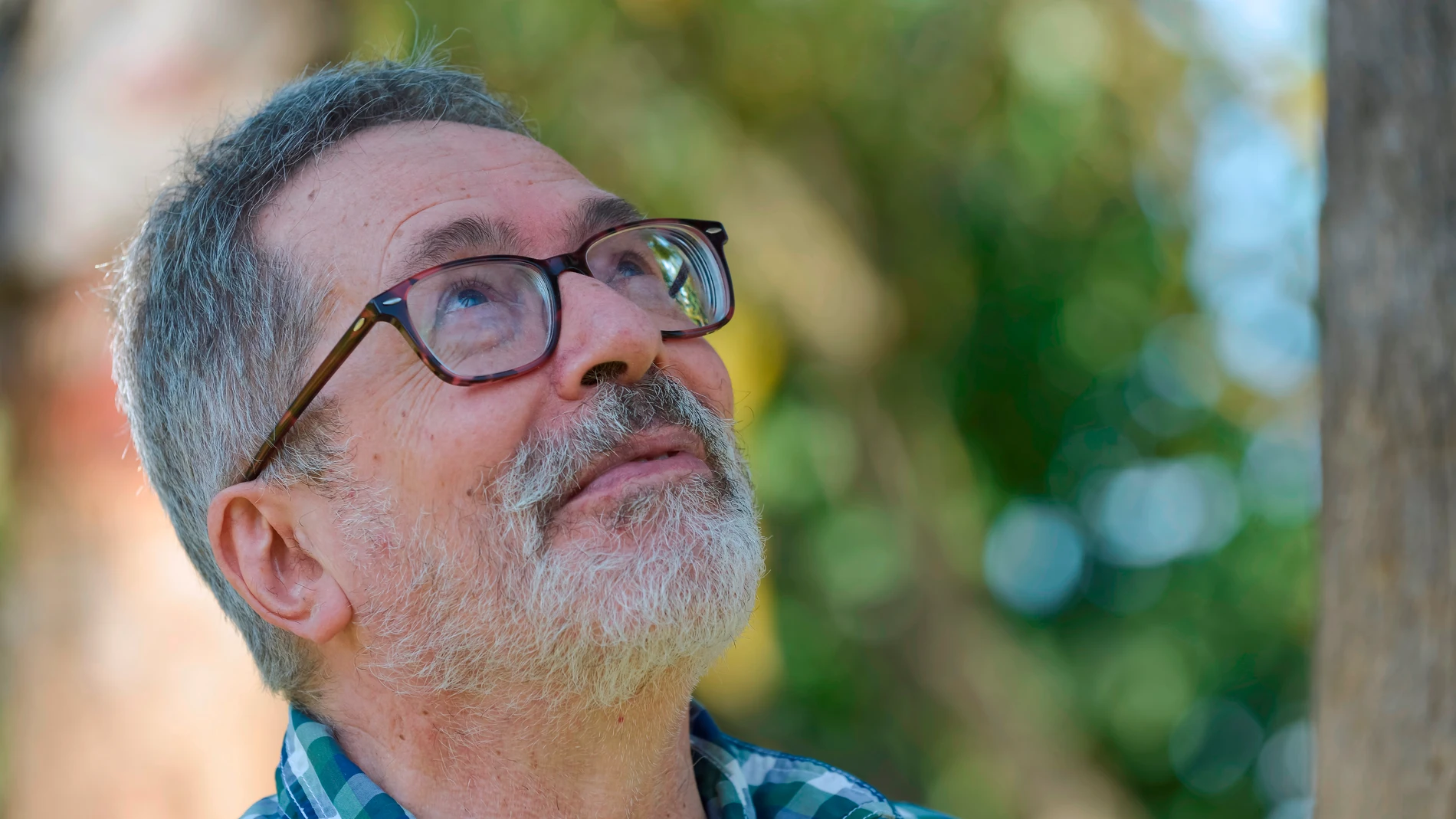 César Aira posa como galardonado del Prix Formentor en Sevilla