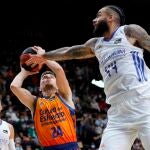 Martin Hermannsson intenta anotar ante la defensa de Taylor
