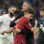 Luis Enrique abraza a Gavi a la conclusión del partido ante Francia