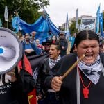 Indígenas se manifiestan ayer frente a la Casa Blanca en Washington