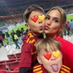 Elena Galera, la mujer de Sergio Busquets, con sus hijos.